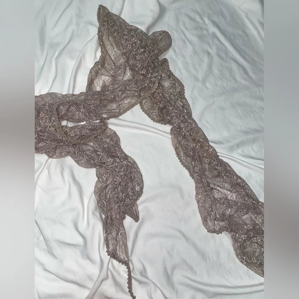 Gray Lace‎ Scrunch Accent Scarf